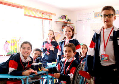 Niños felices en el colegio