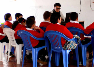 niños sentados en una silla con uniforme